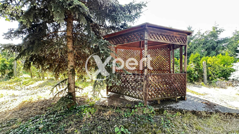 NOVÁ CENA / 140 000,- € Na predaj 3 izbový rodinný dom  s altánkom , s garážou a s krbom v tichej a pokojnej  lokalite v  obci Malé Dvorníky