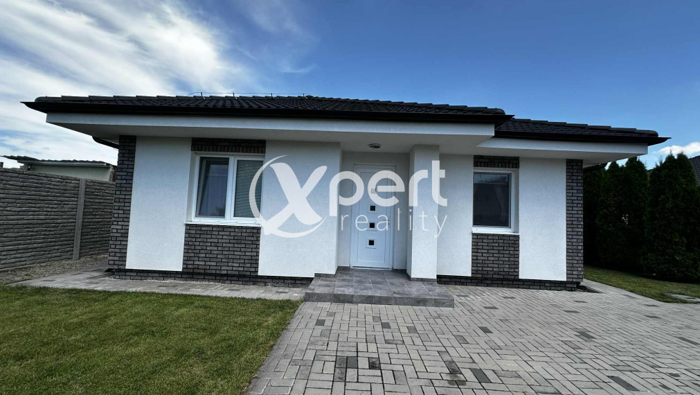 Na predaj kompletne zariadený - 4 izbový bungalov s úžitkovou plochou 92,82  m2, s pozemkom 435 m2  a s bazénom  v obci Vrakúň/Nekyje na Ostrove