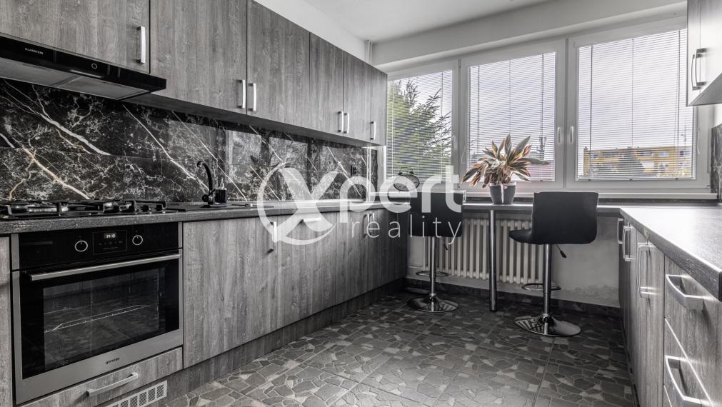 ZNÍŽENÁ CENA. Rodinný dom na predaj s garážou a  záhradou