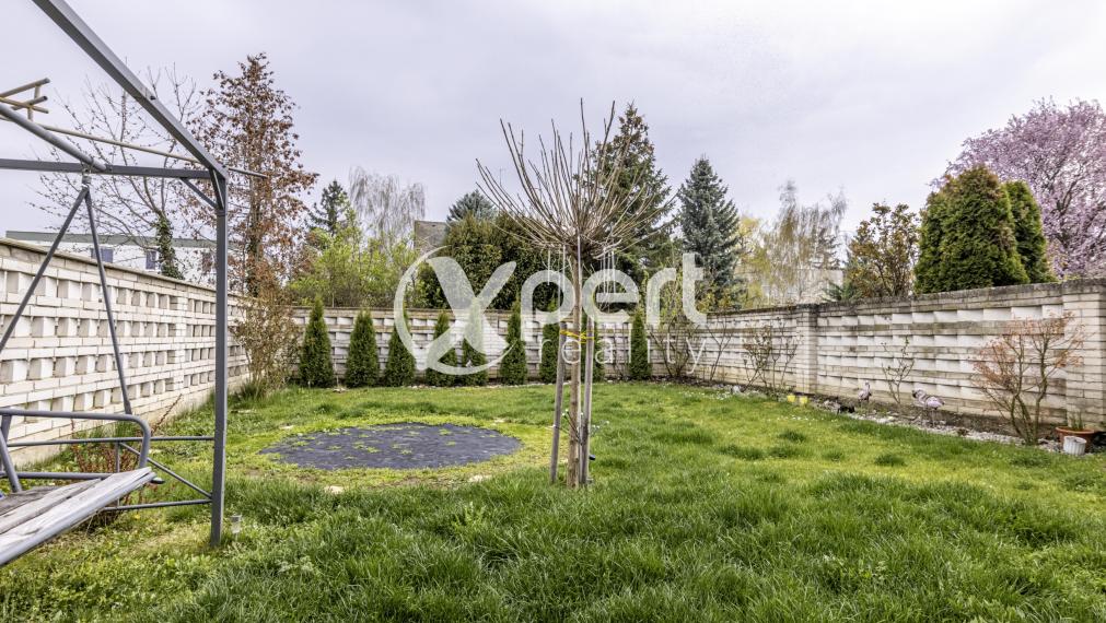 ZNÍŽENÁ CENA. Rodinný dom na predaj s garážou a  záhradou