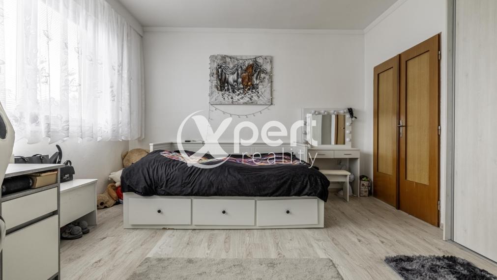 ZNÍŽENÁ CENA. Rodinný dom na predaj s garážou a  záhradou