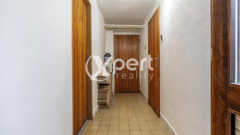 ZNÍŽENÁ CENA. Rodinný dom na predaj s garážou a  záhradou