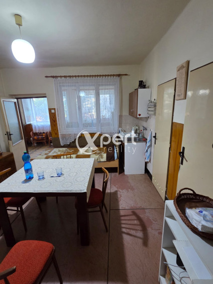 3-izbový podpivničený rodinný dom s garážou.