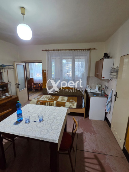 3-izbový podpivničený rodinný dom s garážou.