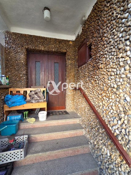 3-izbový podpivničený rodinný dom s garážou.