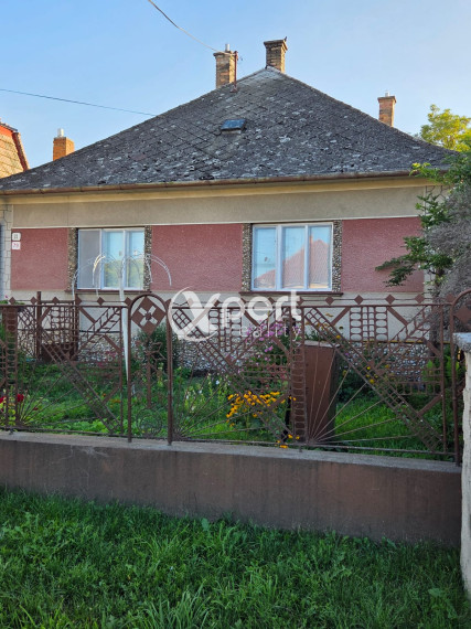 3-izbový podpivničený rodinný dom s garážou.