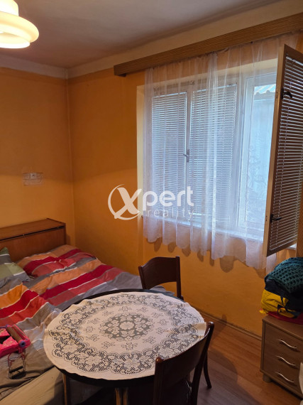 3-izbový podpivničený rodinný dom s garážou.