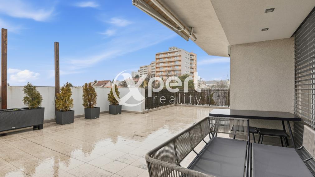 „Hľadáte bývanie, kde niet priestoru pre kompromisy?“ 4-izbový penthouse na najvyššom poschodí s terasami, krbom a absolútnym súkromím na Kramároch.