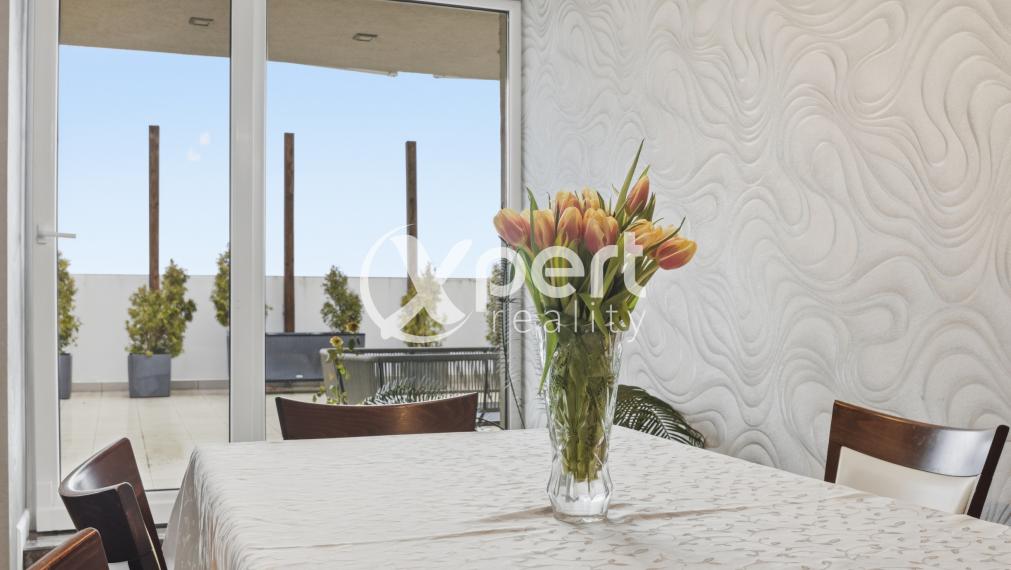 „Hľadáte bývanie, kde niet priestoru pre kompromisy?“ 4-izbový penthouse na najvyššom poschodí s terasami, krbom a absolútnym súkromím na Kramároch.