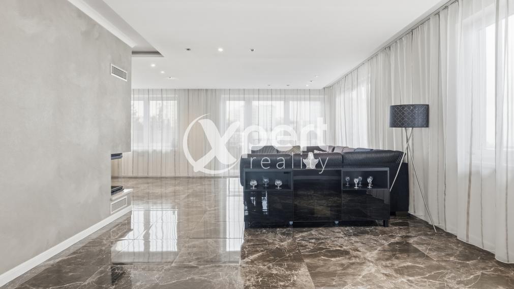 „Hľadáte bývanie, kde niet priestoru pre kompromisy?“ 4-izbový penthouse na najvyššom poschodí s terasami, krbom a absolútnym súkromím na Kramároch.