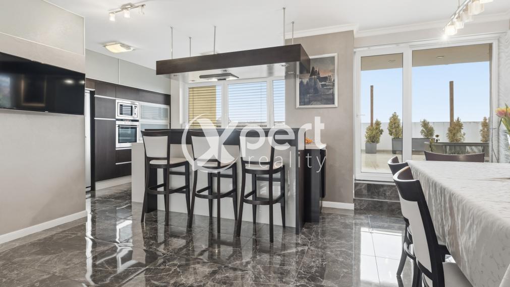 „Hľadáte bývanie, kde niet priestoru pre kompromisy?“ 4-izbový penthouse s terasami, krbom, garážovým státím a absolútnym súkromím na Kramároch