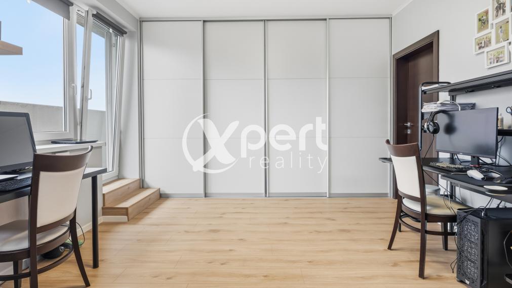 „Hľadáte bývanie, kde niet priestoru pre kompromisy?“ 4-izbový penthouse na najvyššom poschodí s terasami, krbom a absolútnym súkromím na Kramároch.