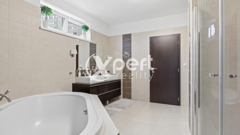 „Hľadáte bývanie, kde niet priestoru pre kompromisy?“ 4-izbový penthouse na najvyššom poschodí s terasami, krbom a absolútnym súkromím na Kramároch.