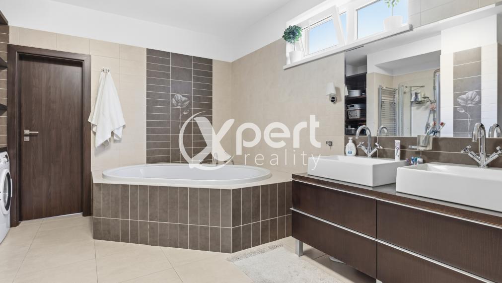 „Hľadáte bývanie, kde niet priestoru pre kompromisy?“ 4-izbový penthouse na najvyššom poschodí s terasami, krbom a absolútnym súkromím na Kramároch.