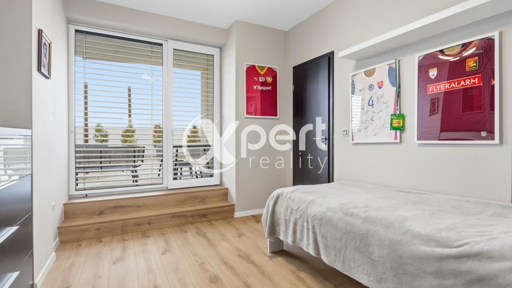 „Hľadáte bývanie, kde niet priestoru pre kompromisy?“ 4-izbový penthouse na najvyššom poschodí s terasami, krbom a absolútnym súkromím na Kramároch.