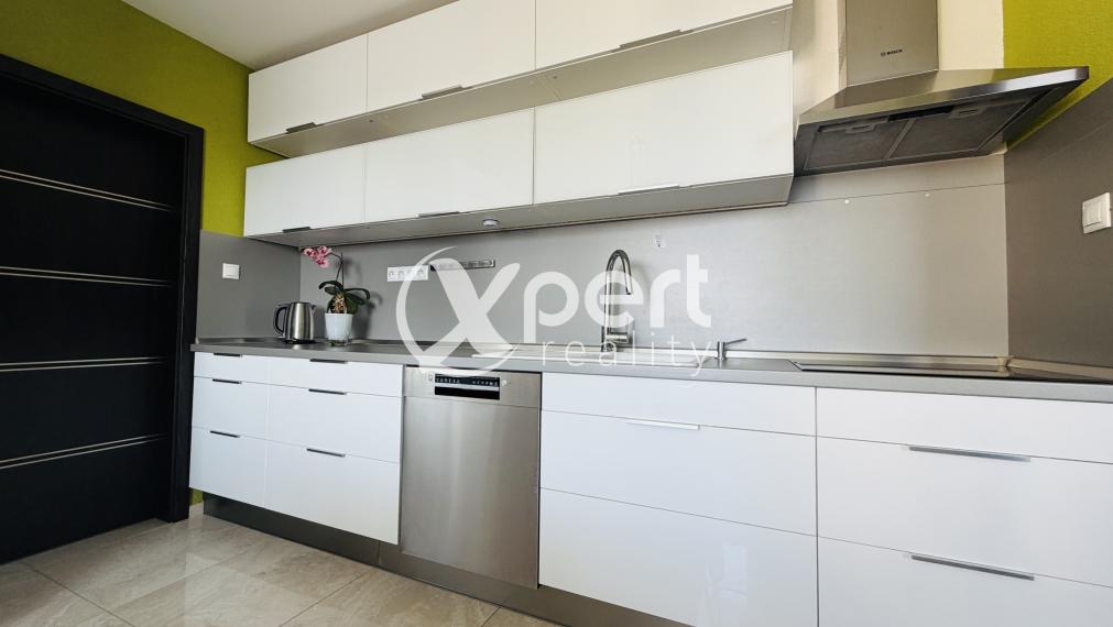 Slnečný 3 izbový byt v obľúbenej lokalite na predaj