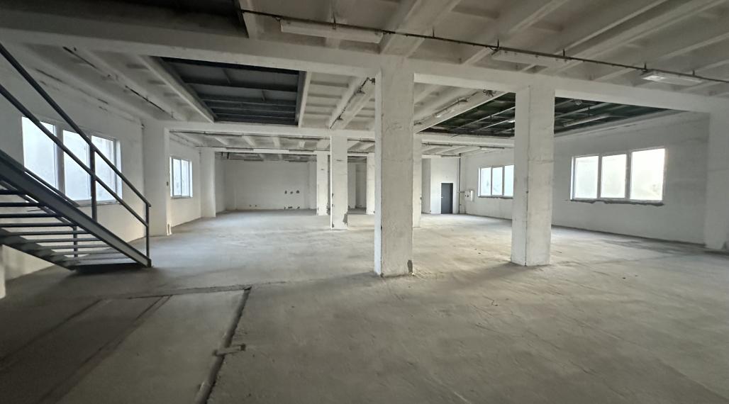 NA PRENÁJOM: Skladová hala s nákladným výťahom