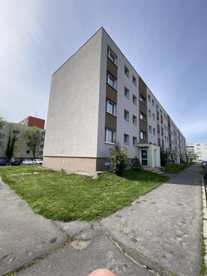 REZERVOVANÉ   119 990,- € Ponúkam na predaj kompletne prerobený 3 izbový  byt  s loggiou  v Dunajskej  Strede