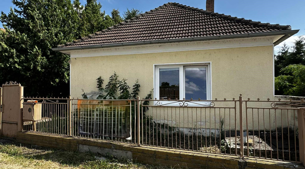 NOVÁ CENA / 140 000,- € Na predaj 3 izbový rodinný dom  s altánkom , s garážou a s krbom v tichej a pokojnej  lokalite v  obci Malé Dvorníky