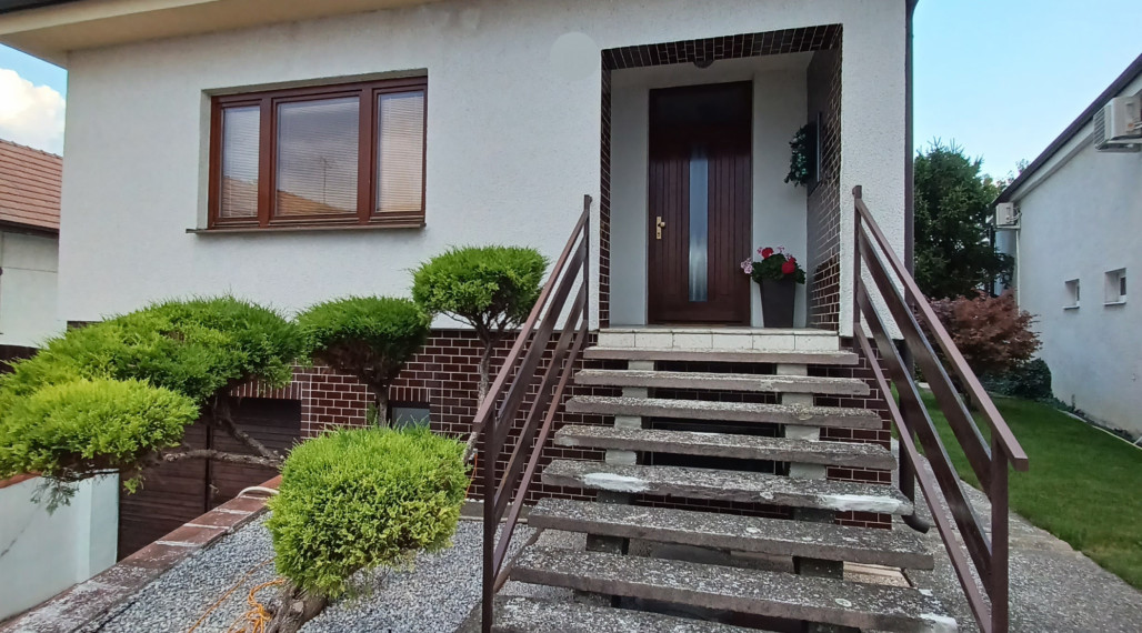 PREDAJ - Veľkorysý 5 izbový rodinný dom v Slovenskom Grobe