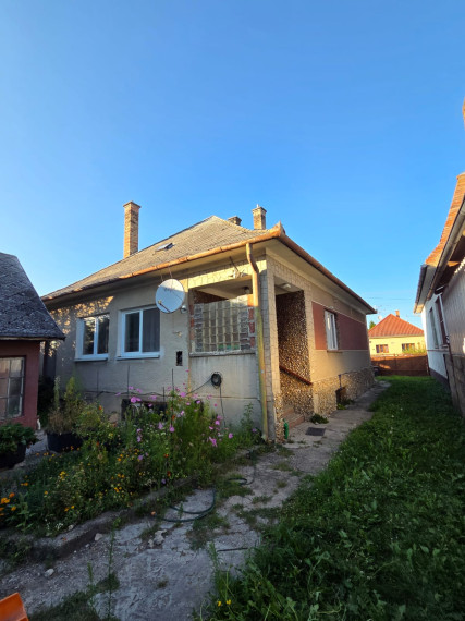 3-izbový podpivničený rodinný dom s garážou.