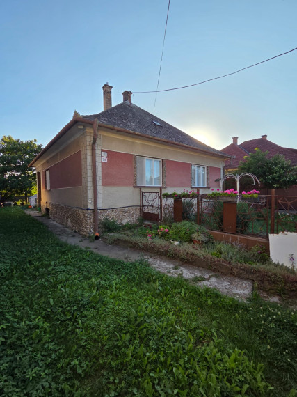 3-izbový podpivničený rodinný dom s garážou.