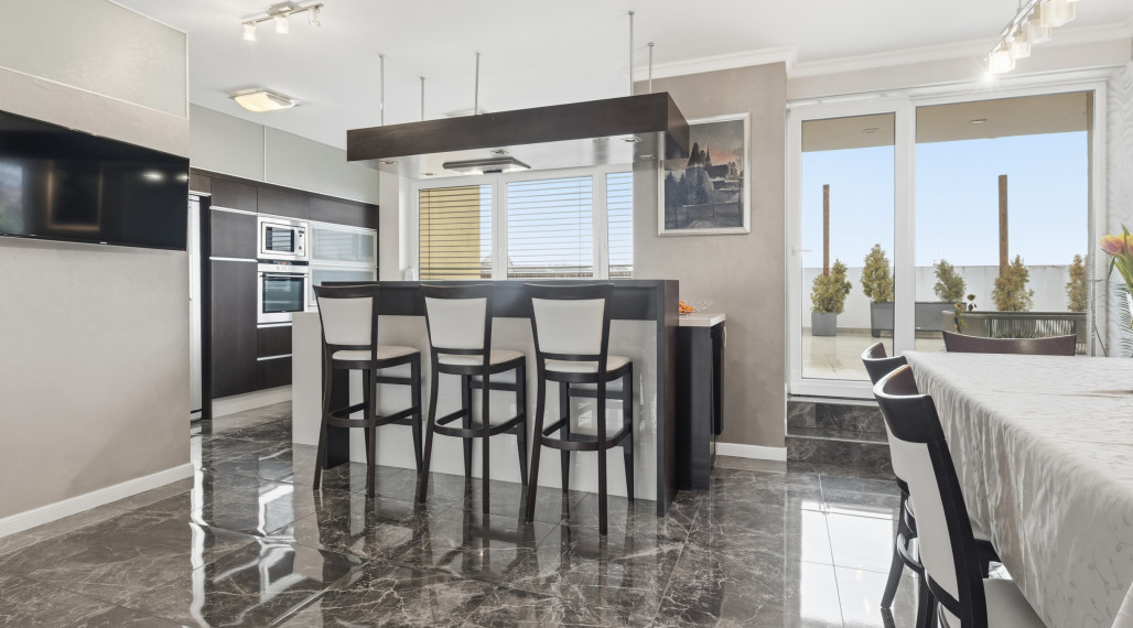 „Hľadáte bývanie, kde niet priestoru pre kompromisy?“ 4-izbový penthouse na najvyššom poschodí s terasami, krbom a absolútnym súkromím na Kramároch.