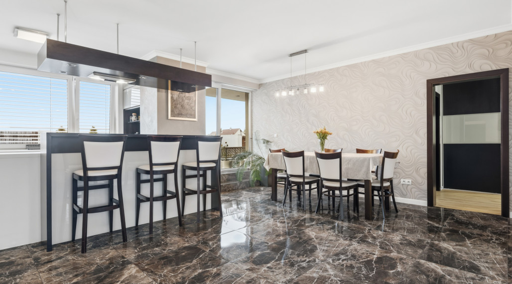 „Hľadáte bývanie, kde niet priestoru pre kompromisy?“ 4-izbový penthouse s terasami, krbom, garážovým státím a absolútnym súkromím na Kramároch