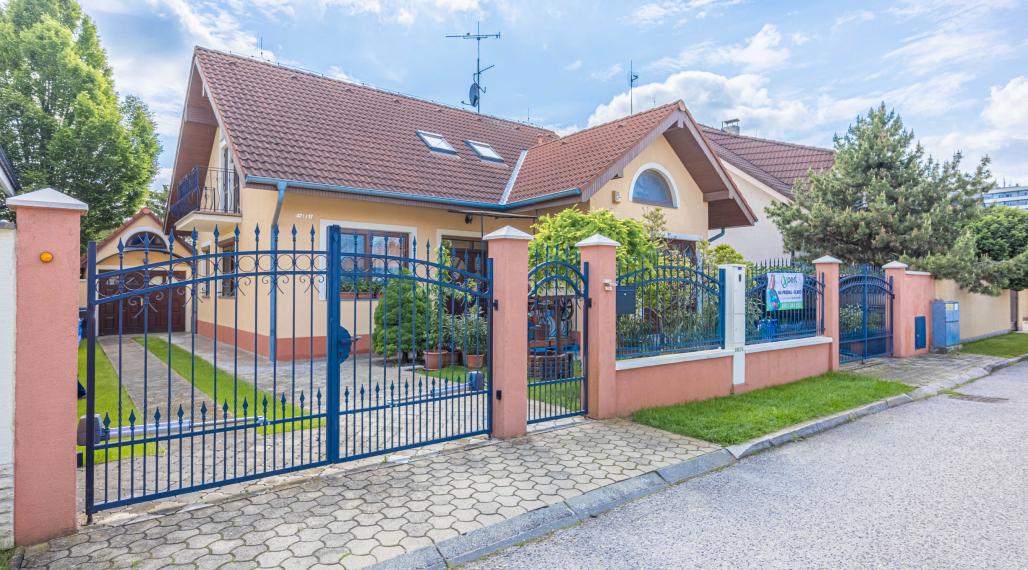NA PREDAJ RODINNÝ DOM PRIAMO V CENTRE