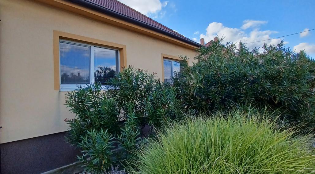 PREDAJ - priestranný 3-izbový rodinný dom s veľkým pozemkom v obci Kvetoslavov