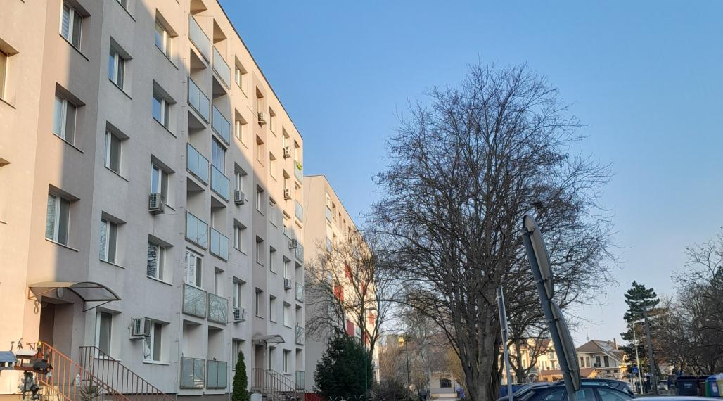 Pripravujeme - Predaj veľký 1i byt v pôvodnom stave v Šamoríne na Čilistovskej ul.