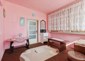 Starší rodinný dom vo vyhľadávanej obci na predaj - fotografia 3