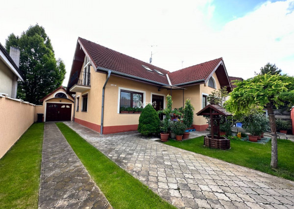 ZNÍŽENÁ CENA. Krásny rodinný dom priamo v centre na predaj