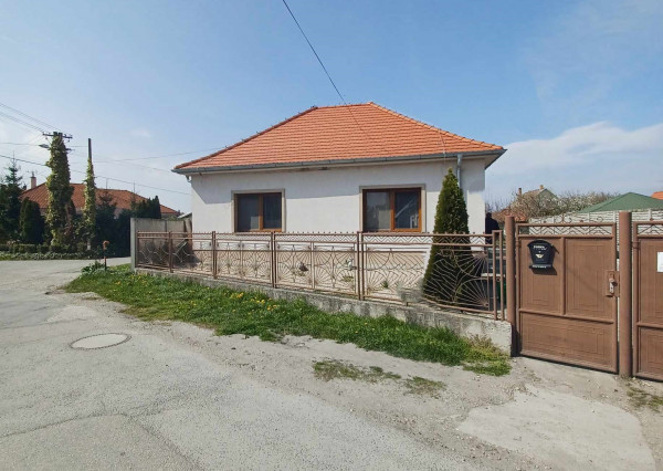 Nasťahujte sa bez starostí, bez nutnosti rekonštrukcie! 4 izbový rodinný dom s garážou v Gabčíkove