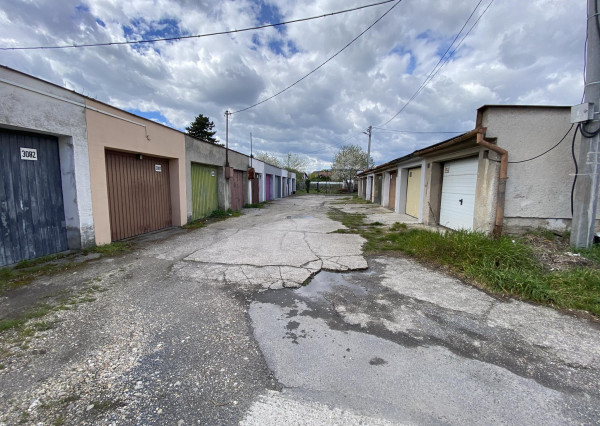 Ponúkam  na predaj  samostatnú garáž v radovej zástavbe garáží na Zelenej ulici v Dun.Strede