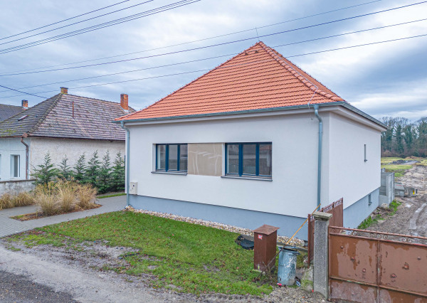 4 IZBOVÝ RODINNÝ DOM S TERASOU A PIVNICOU