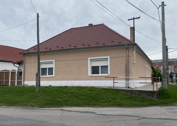 Znížená cena !!! INVESTÍCIA  !!!    NA PREDAJ  APARTMÁNOVÝ  DOM V KÚPEĽNOM MESTE  VO VEĽKOM MEDERI - 179 990,-€