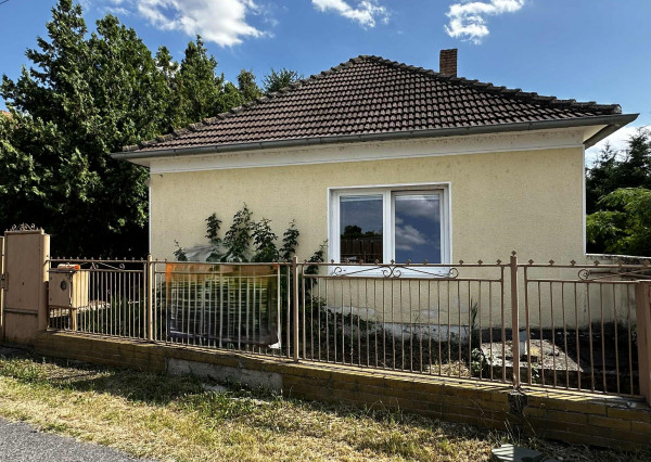 Na predaj 3 izbový rodinný dom  s altánkom , s garážou a s krbom v tichej a pokojnej  lokalite v  obci Malé Dvorníky