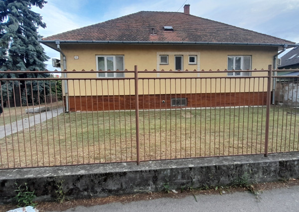 Predaj dvoj generačný Rodinný dom s veľkým stavebným pozemkom v Šamoríne