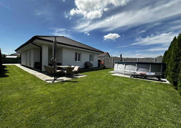 Na predaj kompletne zariadený - 4 izbový bungalov s úžitkovou plochou 92,82  m2, s pozemkom 435 m2  a s bazénom  v obci Vrakúň/Nekyje na Ostrove