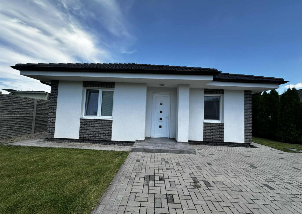 Na predaj kompletne zariadený - 4 izbový bungalov s úžitkovou plochou 92,82  m2, s pozemkom 435 m2  a s bazénom  v obci Vrakúň/Nekyje na Ostrove