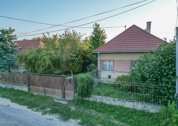 Na predaj starší rodinný dom s veľkým pozemkom v obci Dunajský Klátov