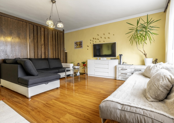 ZNÍŽENÁ CENA. Rodinný dom na predaj s garážou a  záhradou