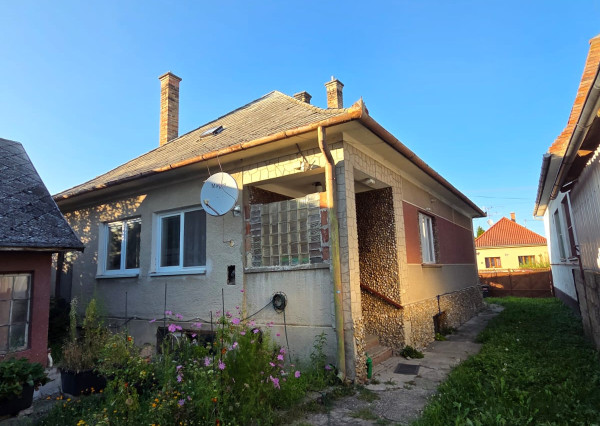 3-izbový podpivničený rodinný dom s garážou.