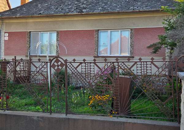 3-izbový podpivničený rodinný dom s garážou.