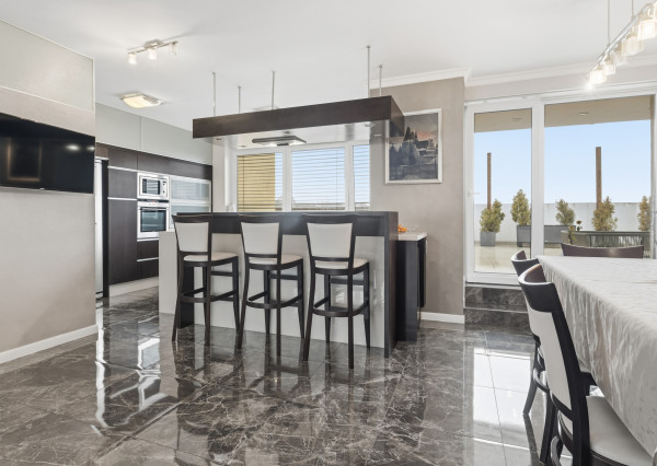 „Hľadáte bývanie, kde niet priestoru pre kompromisy?“ 4-izbový penthouse na najvyššom poschodí s terasami, krbom a absolútnym súkromím na Kramároch.