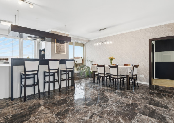 „Hľadáte bývanie, kde niet priestoru pre kompromisy?“ 4-izbový penthouse s terasami, krbom, garážovým státím a absolútnym súkromím na Kramároch