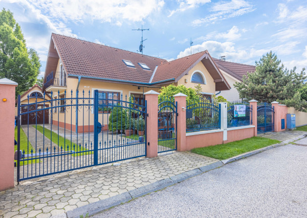 NA PREDAJ RODINNÝ DOM PRIAMO V CENTRE