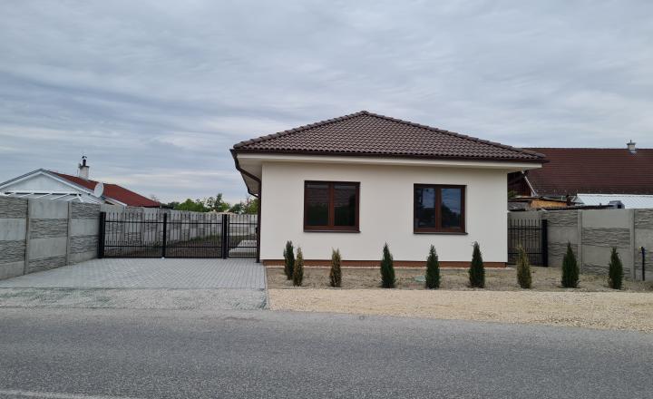 PREDAJ, štandardný - skolaudovaný - samostatný 4 izbový rodinný dom v DS - fotografia 1