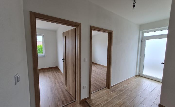 PREDAJ, štandardný - skolaudovaný - samostatný 4 izbový rodinný dom v DS - fotografia 7